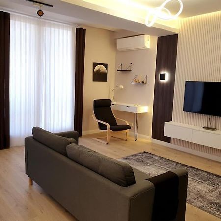 Lovely 1-Bedroom Rental Unit In Downtown 두샨베 외부 사진